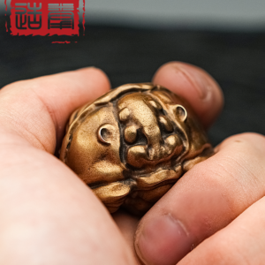 铁拳匠造-摩洛哥镜眼虫隐头虫三叶虫Moroccan Trilobite Fossil Replica – Articulated EDC Sculpture